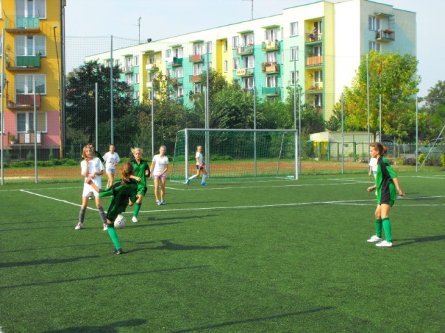 Zdjęcie młodzieży grającej w piłkę nożną na boisku orlika