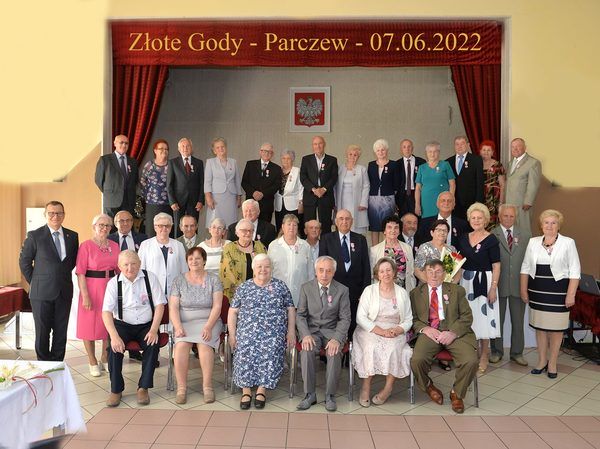 Zdjęcie grupowe jubilatów " Złotych Godów" 2022 r. z Burmistrzem Parczewa