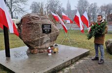 Burmistrz Parczewa składa wieńce i zapala symboliczne znicze pod pomnikami poświęconymi bohaterstwie powstańców